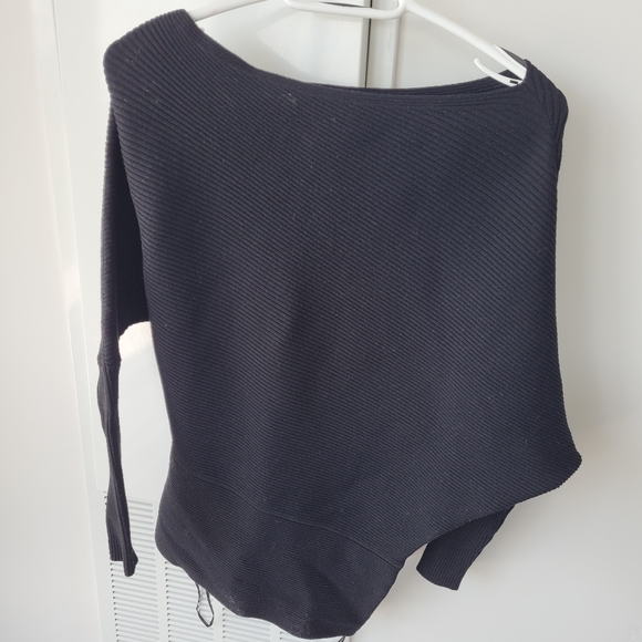 A sweater - Picture 2 of 2